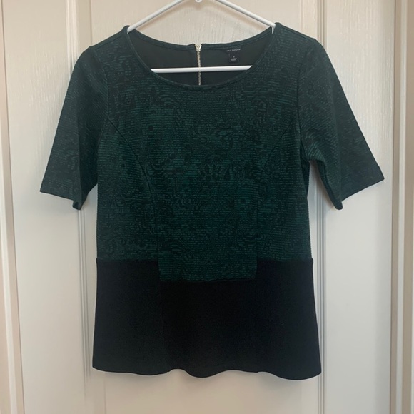 Ann Taylor Paisley Jacquard Short Sleeved Green and Black Top - Size S - Picture 4 of 12
